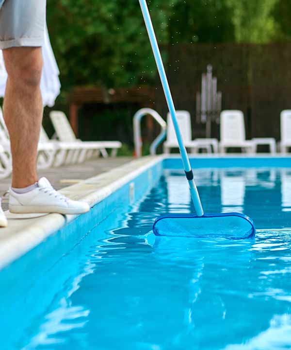 Aspirando el Fondo de una Piscina.